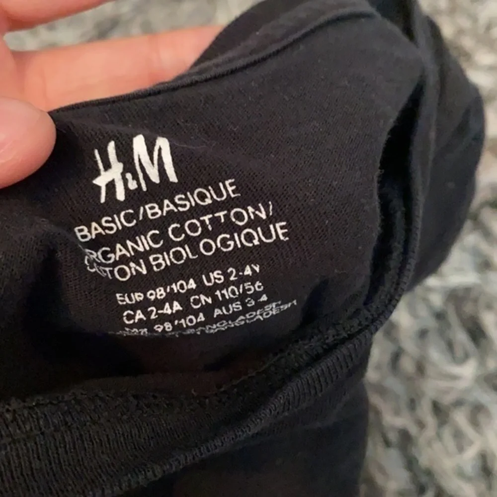 H&M t shirt bundle 2-4 years some signs of wear see pics. - Picture 4 of 4